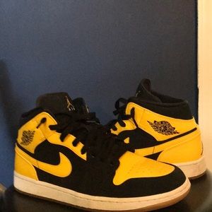 “Jordan 1 mid new love”